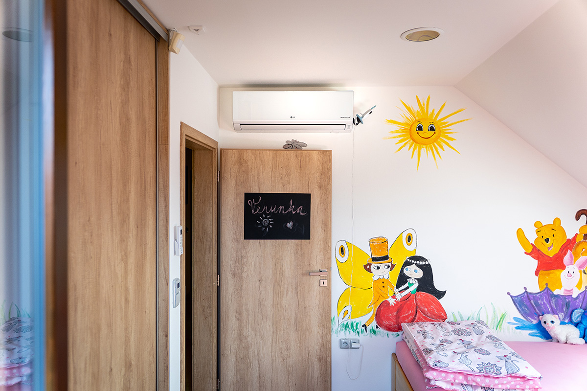 Splitová klimatizace instalovaná v dětském pokoj