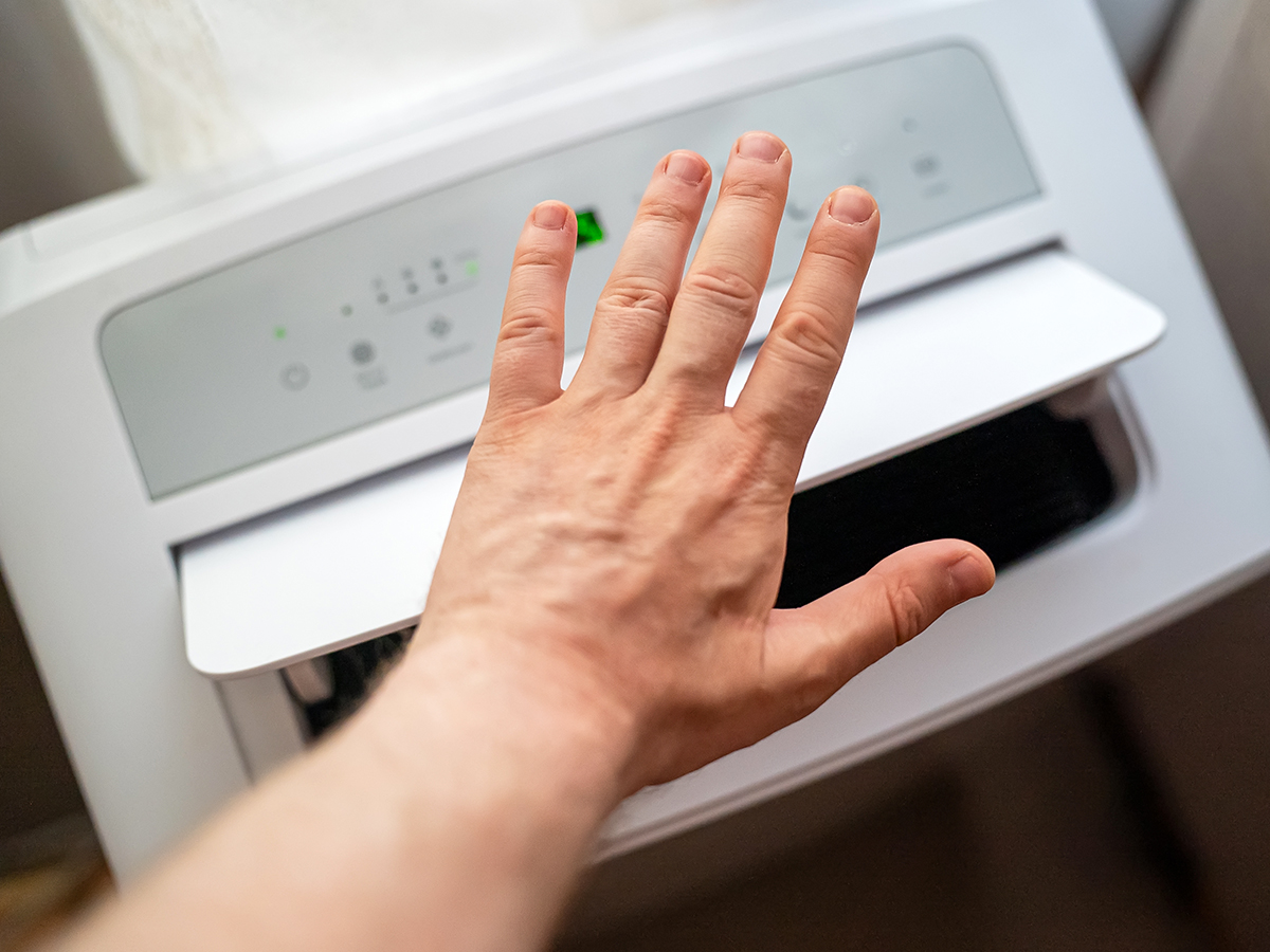 Proud chladného vzduchu z mobilní klimatizace – rychlé řešení chlazení bez nutnosti instalace