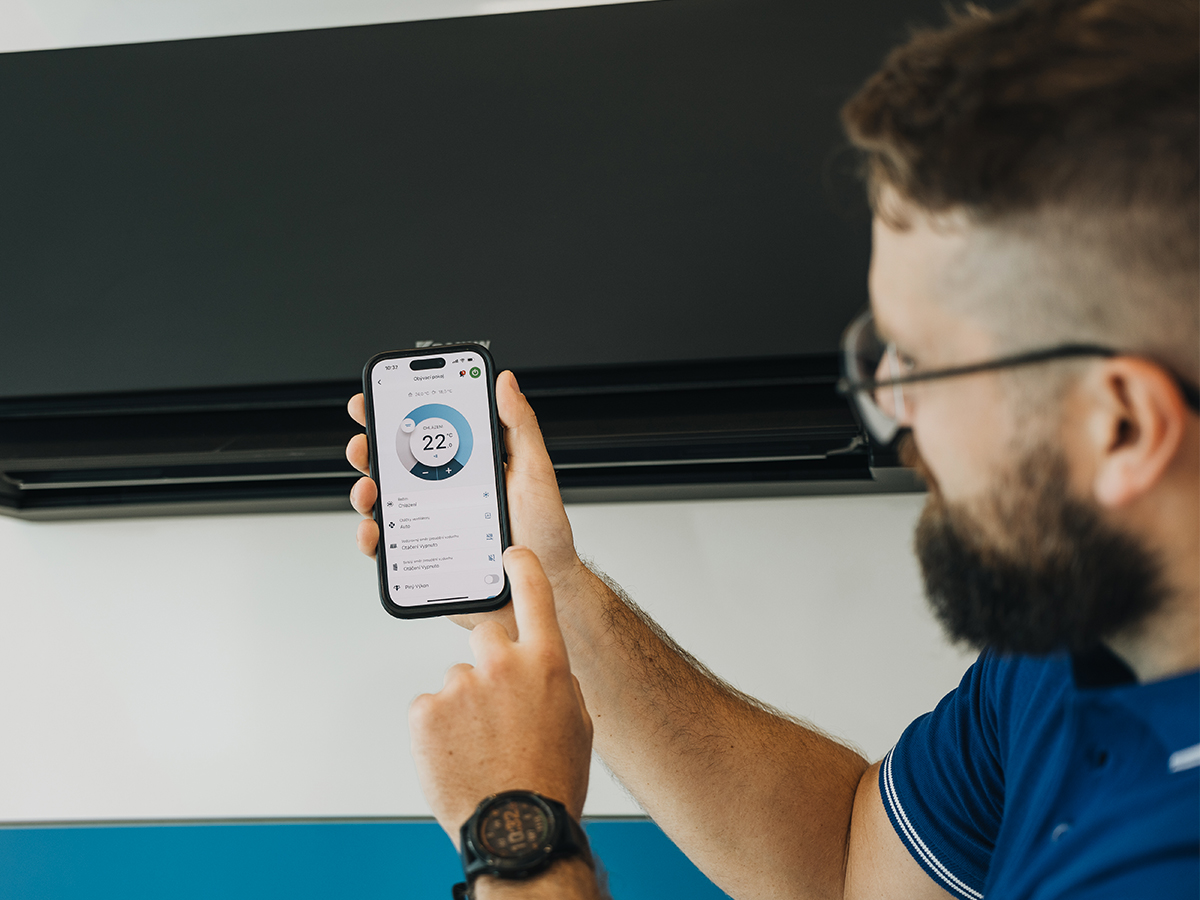 Ovládání klimatizace přes mobilní aplikaci – nastavení chlazení a vytápění v bytě.